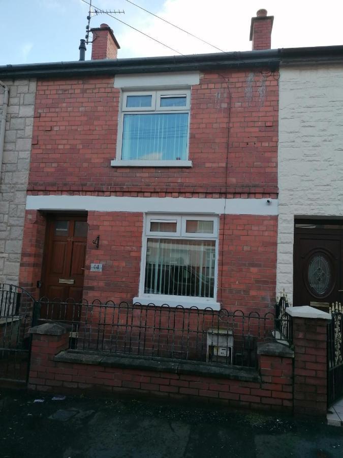 Maire Toireasa - Cosy Refurbished Property In The Gaeltacht Quarter 贝尔法斯特 外观 照片